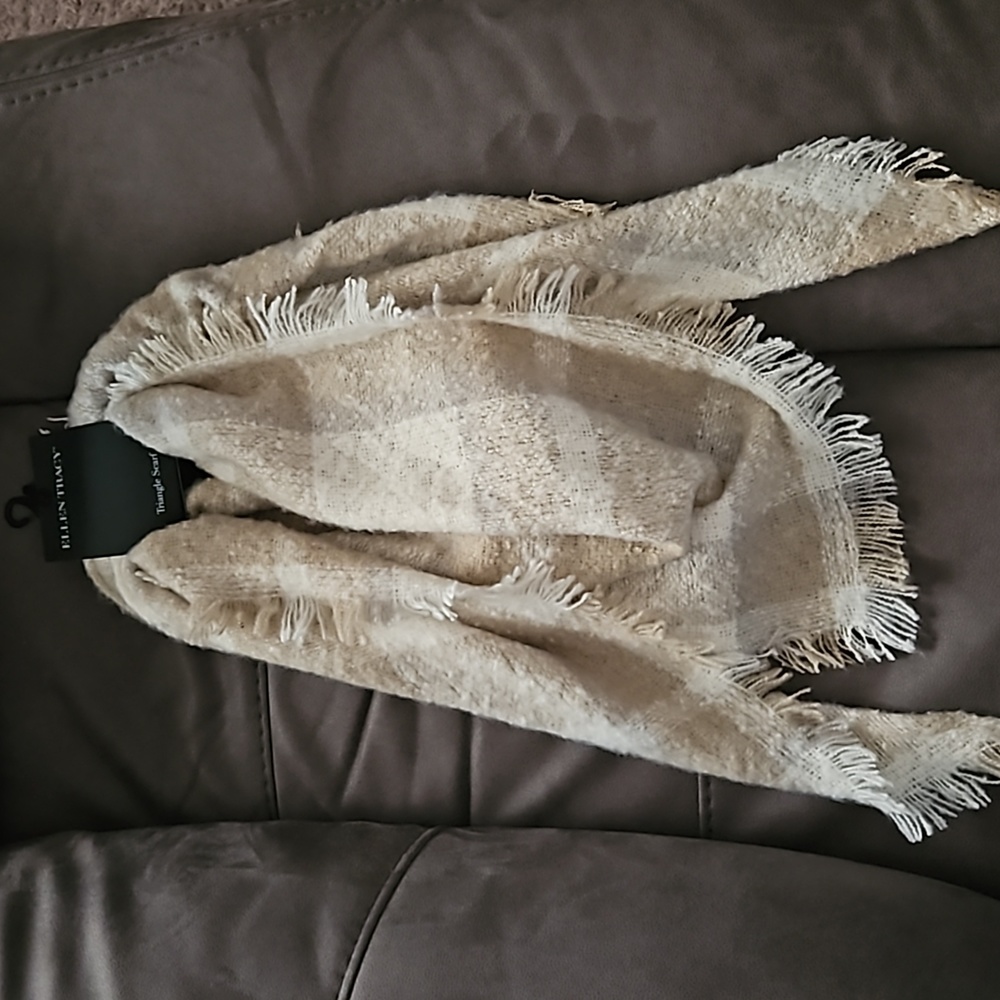 *NWT* Ellen Tracy Triangle Scarf